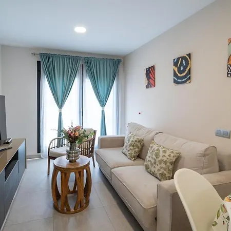 1 Min To Beach, Modern &
