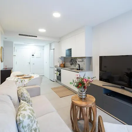 1 Min To Beach, Modern & *